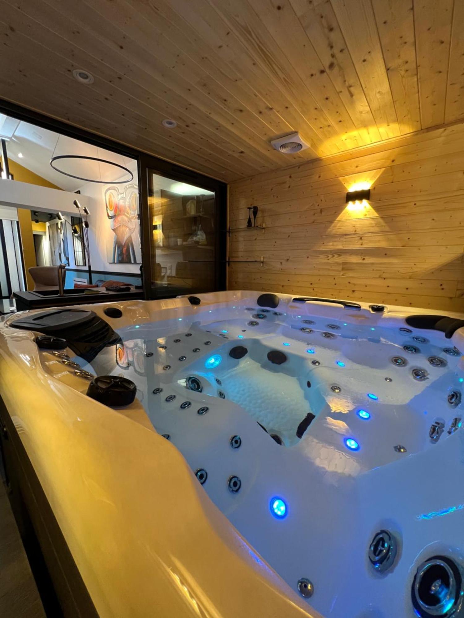 Les Suites De Stanislas Jacuzzi & Spa Nancy Esterno foto