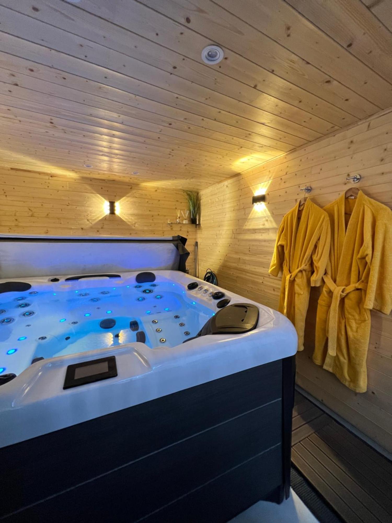 Les Suites De Stanislas Jacuzzi & Spa Nancy Esterno foto